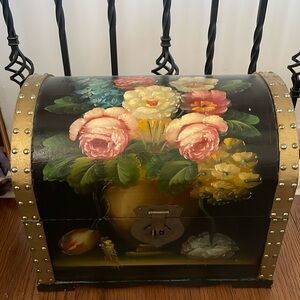 🆕🍒Incredible Chest hand painted and studded